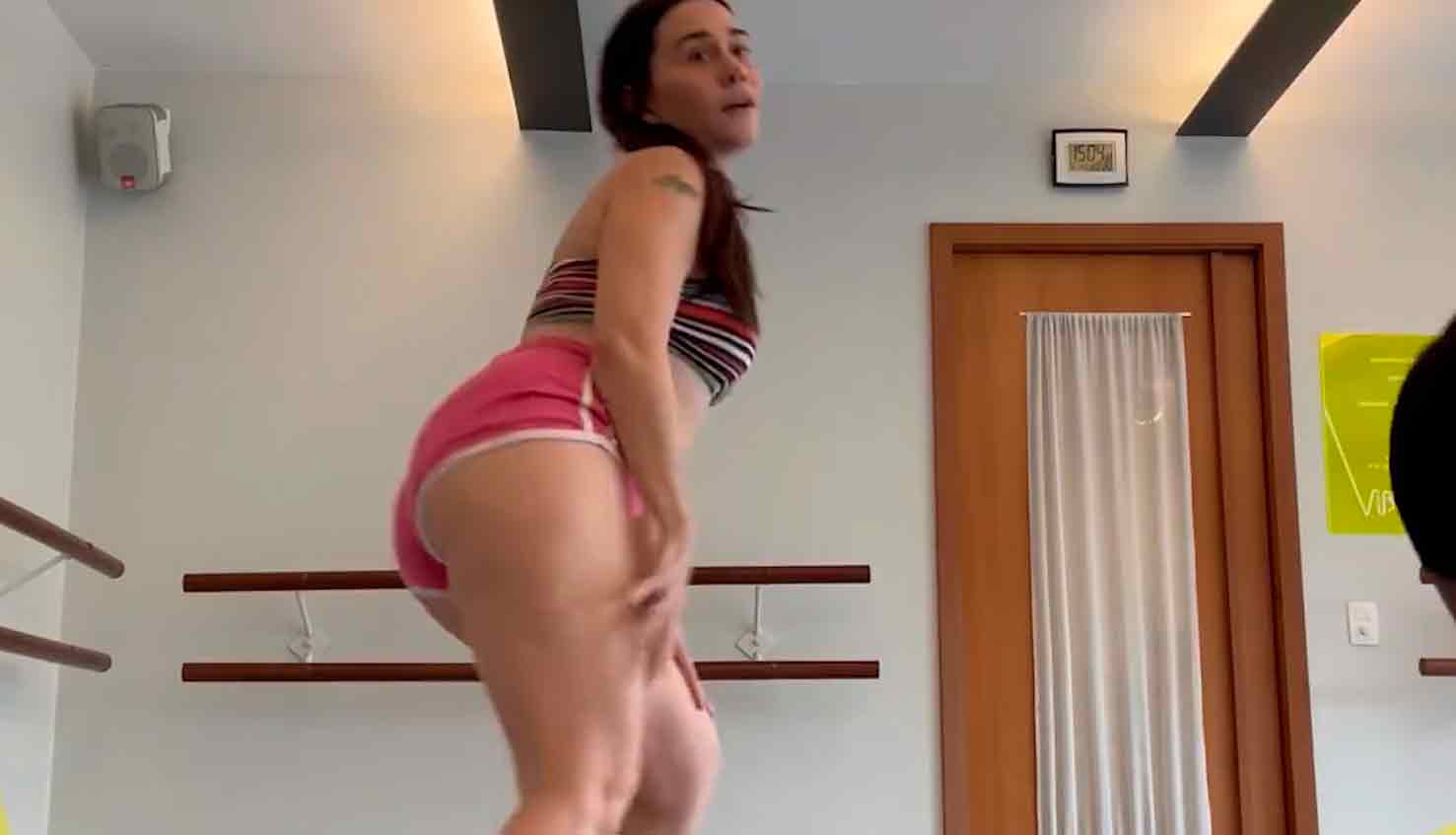 Alessandra Negrini rebola em aula de dança de top e shortinho. Foto: reprodução instagram