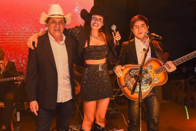 Ana Castela canta com Chitãozinho e Xororó em festa de 'Terra e Paixão' (Foto: Marcelo Sa Barretto / AgNews)