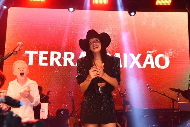 Ana Castela canta com Chitãozinho e Xororó em festa de 'Terra e Paixão' (Foto: Marcelo Sa Barretto / AgNews)