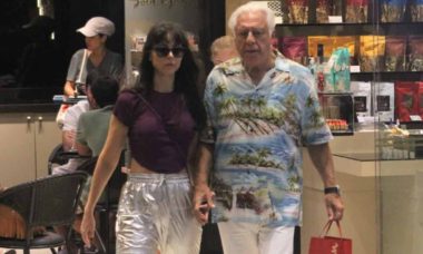 Antônio Fagundes curte passeio por shopping do RJ com a mulher
