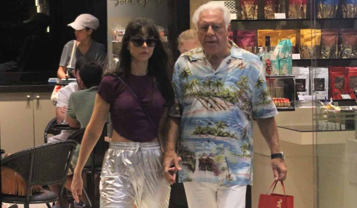 Antônio Fagundes curte passeio por shopping do RJ com a mulher