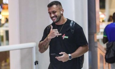 Ex-BBB Arthur Picoli é flagrado em aeroporto do Rio de Janeiro
