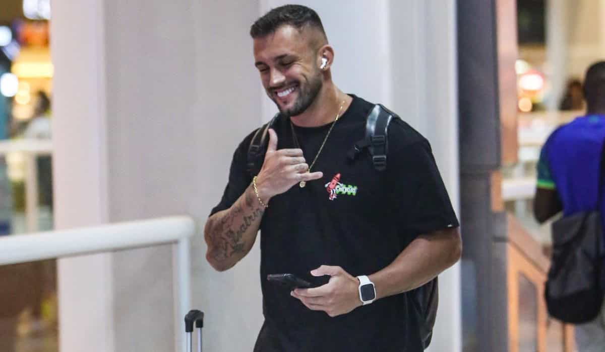 Ex-BBB Arthur Picoli é flagrado em aeroporto do Rio de Janeiro