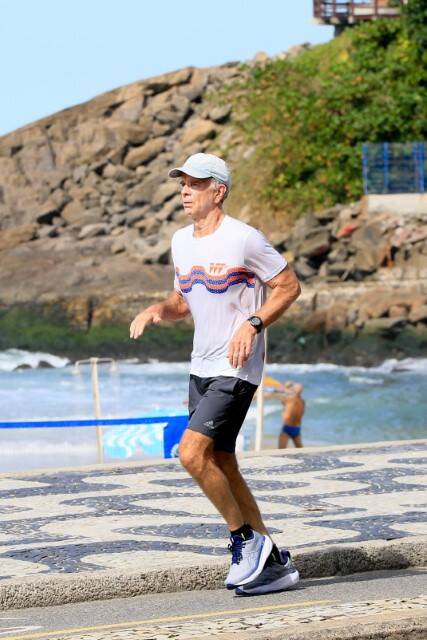 Bernardinho é flagrado correndo pela orla da praia do Leblon (Foto: JC PEREIRA / AGNEWS / AgNews)