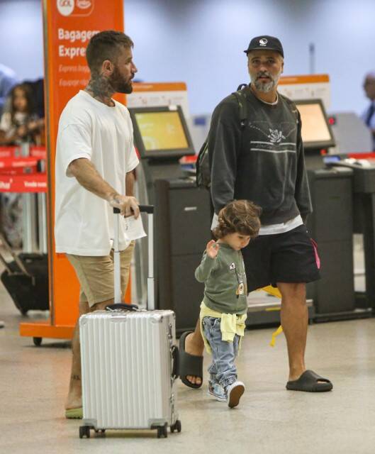 Bruno Gagliasso é visto com o filho em aeroporto e pequeno rouba a cena (Foto: Vitor Eduardo / AgNews)