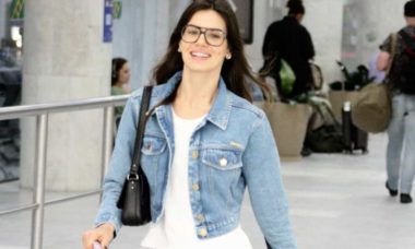 Camila Queiroz é clicada em aeroporto do RJ