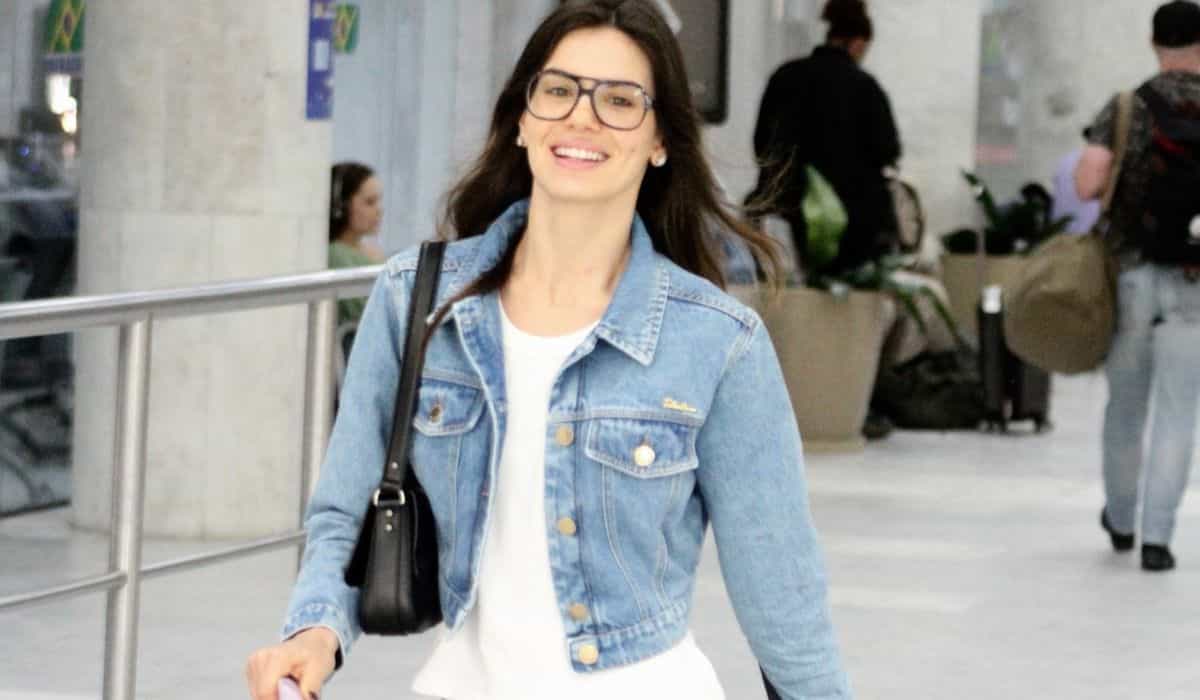 Camila Queiroz é clicada em aeroporto do RJ