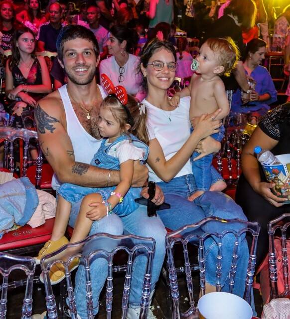 Chay Suede e Laura Neiva curtem circo com os filhos (Foto: Victor Chapetta / AgNews)