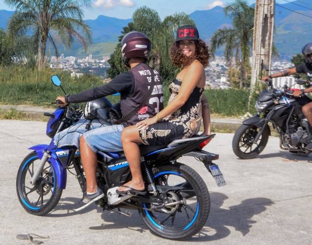Detran alerta Nicácio e Domitila após passeio de moto sem capacete (Foto: Webert Belecio / AgNews)