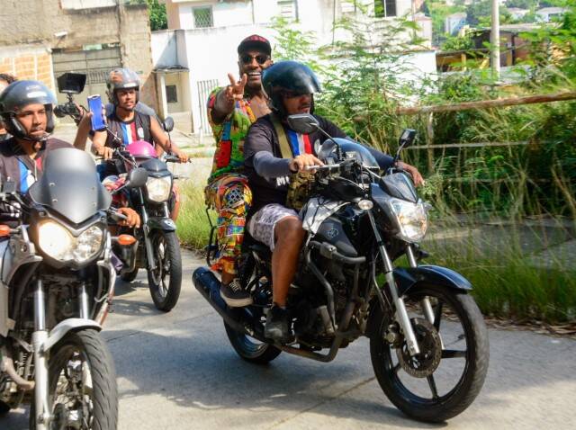 Detran alerta Nicácio e Domitila após passeio de moto sem capacete (Foto: Webert Belecio / AgNews)