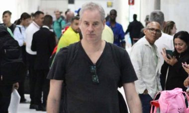 Sem barba, Dan Stulbach é flagrado em aeroporto do RJ