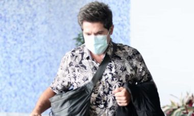 Daniel é flagrado de máscara em aeroporto do Rio de Janeiro