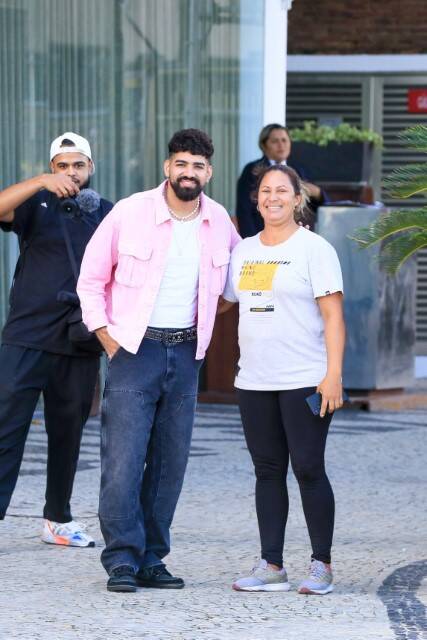 Dilsinho tira foto com fãs ao deixar hotel de luxo no RJ (Foto: JC PEREIRA / AGNEWS / AgNews)