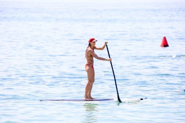 Fernanda Venturini é clicada praticando stand up paddle em Copacabana (Foto: JC PEREIRA /AGNEWS / AgNews)
