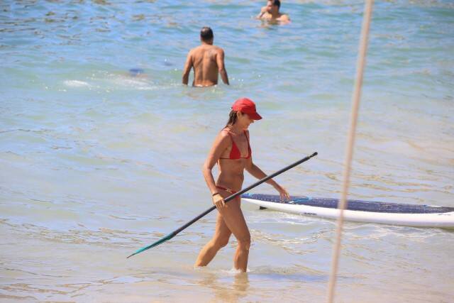 Fernanda Venturini é clicada praticando stand up paddle em Copacabana (Foto: JC PEREIRA /AGNEWS / AgNews)