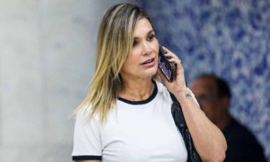 Flávia Alessandra é flagrada em aeroporto do Rio de Janeiro