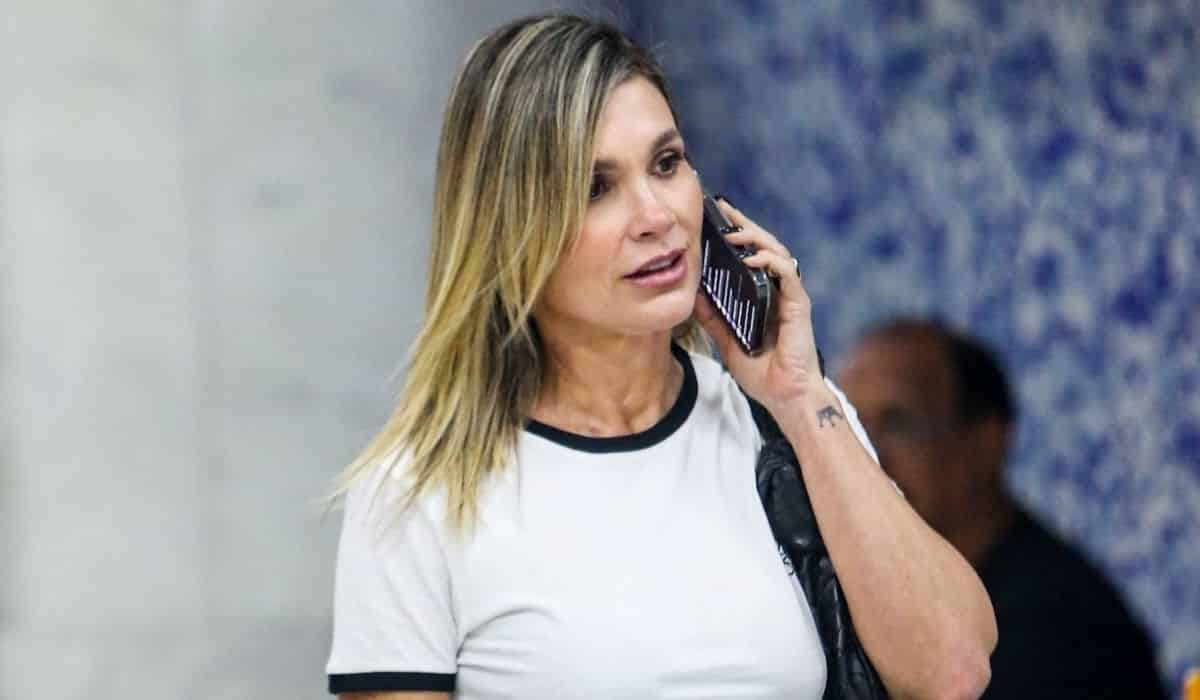 Flávia Alessandra é flagrada em aeroporto do Rio de Janeiro