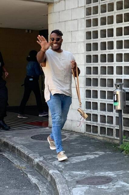 Ex-BBB Fred Nicácio recebe carinho dos fãs na porta da Globo (Foto: Fabricio Pioyani / AgNews)
