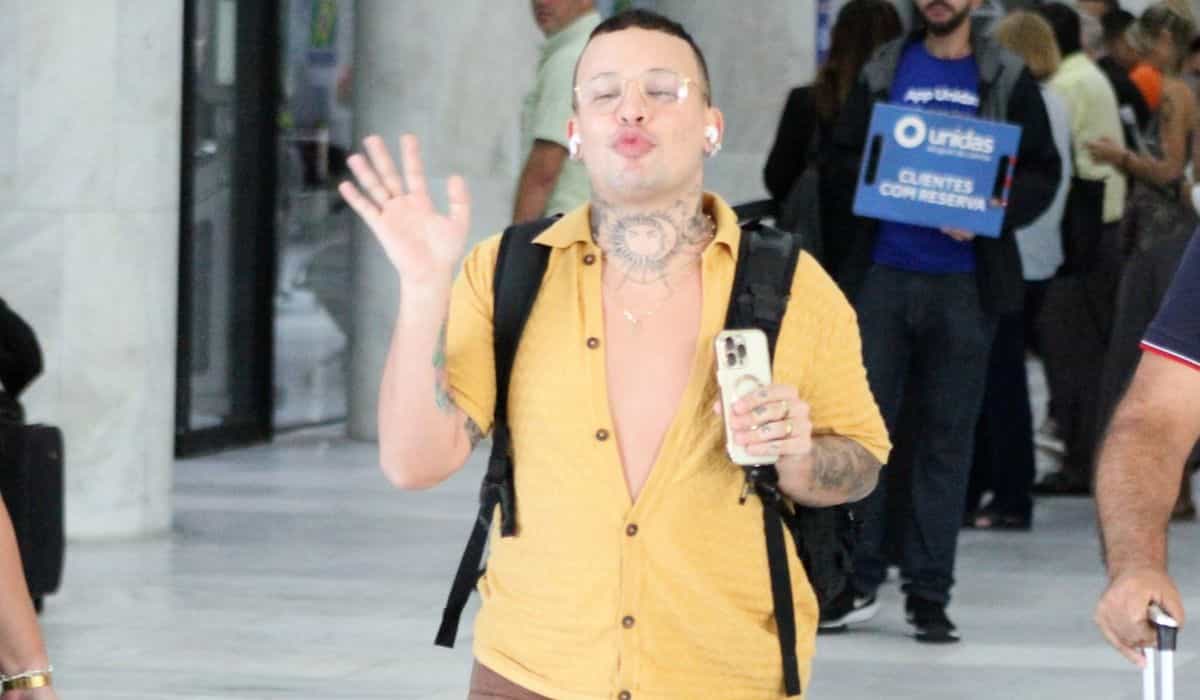Daniel Garcia, a Gloria Groove, dá tchauzinho ao ser visto em aeroporto do RJ