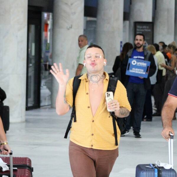 Daniel Garcia, a Gloria Groove, dá tchauzinho ao ser visto em aeroporto do RJ (Foto: Rodrigo Adao / AgNews)