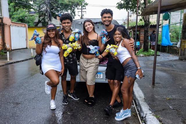 Boa ação! Ingrid Ohara distribui ovos de páscoa para crianças no RJ (Foto: Victor Chapetta / AgNews)