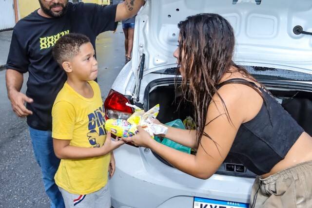 Boa ação! Ingrid Ohara distribui ovos de páscoa para crianças no RJ (Foto: Victor Chapetta / AgNews)