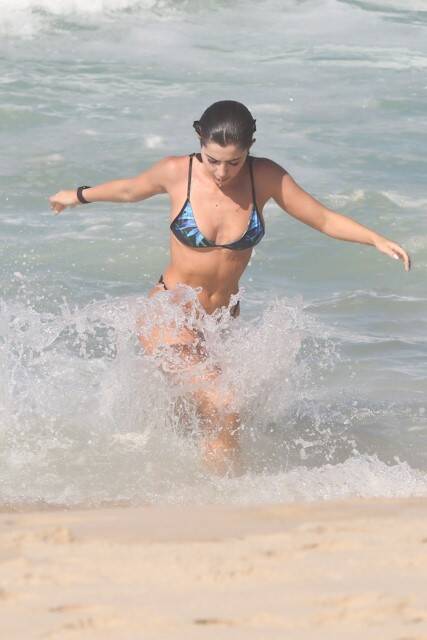 De fio-dental, Jade Picon exibe tanquinho ao curtir praia do RJ (Foto: Dilson Silva / AgNews)