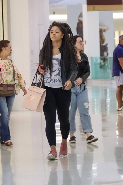 Juliana Alves é flagrada curtindo passeio em shopping do RJ (Foto: Victor Chapetta / AgNews)