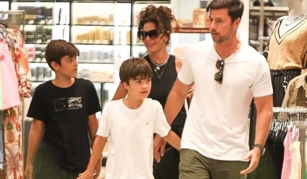Juliana Paes curte passeio com a família em shopping do RJ