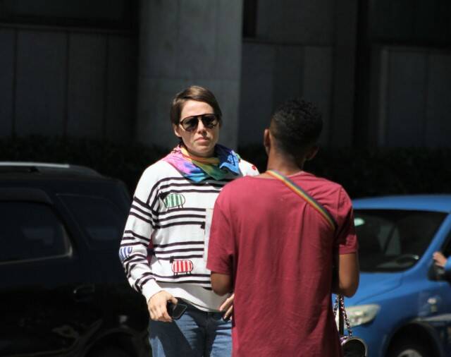 Letícia Colin dá tchauzinho ao ser flagrada em aeroporto do RJ (Foto: Rodrigo Adao / AgNews)