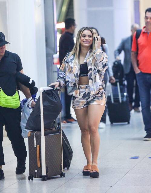 Lexa é clicada com look curtinho em aeroporto do RJ (Foto: Vitor Eduardo / AgNews)