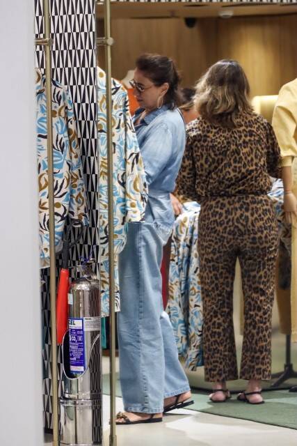 Lília Cabral curte dia de compras em shopping do RJ (Foto: Victor Chapetta / AgNews)