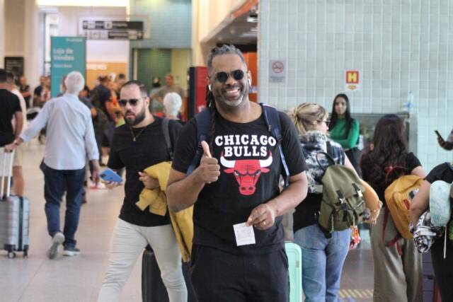 Após dias polêmicos, Manoel Soares é visto em aeroporto do RJ (Foto: Rodrigo Adao / AgNews)