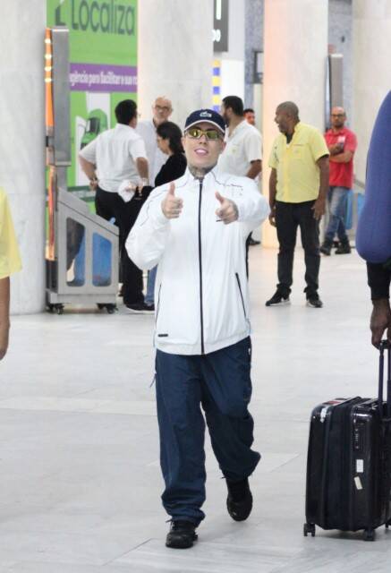 Mc Daniel, namorado de Mel Maia, é clicado em aeroporto do RJ (Foto: Rodrigo Adao / AgNews)