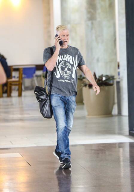 Miguel Falabella é flagrado no aeroporto do RJ (Foto: Vitor Eduardo / AgNews)