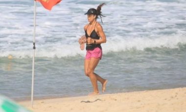 Jornalista, Mônica Teixeira corre na praia do Leblon