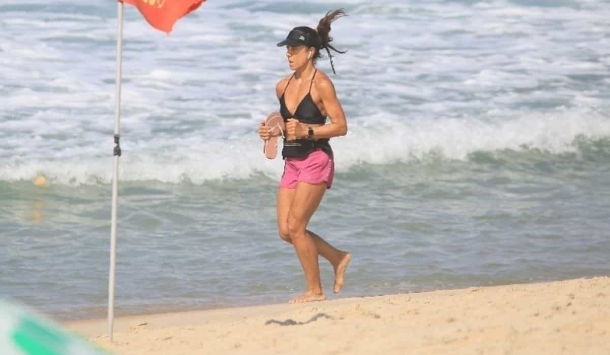 Jornalista, Mônica Teixeira corre na praia do Leblon