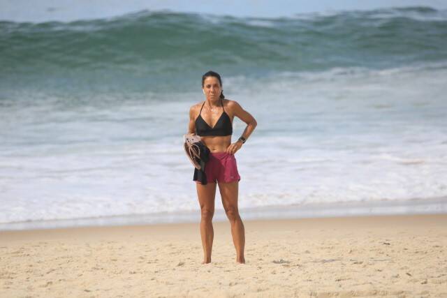 Mônica Teixeira, jornalista do RJ2, curte corrida pela praia do Leblon (Foto: JC PEREIRA / AGNEWS / AgNews)