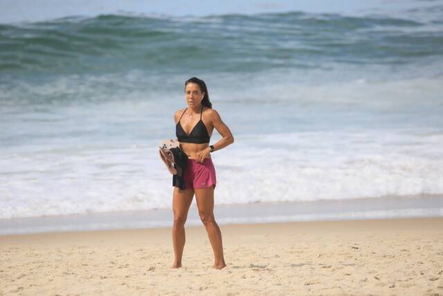 Mônica Teixeira, jornalista do RJ2, curte corrida pela praia do Leblon (Foto: JC PEREIRA / AGNEWS / AgNews)