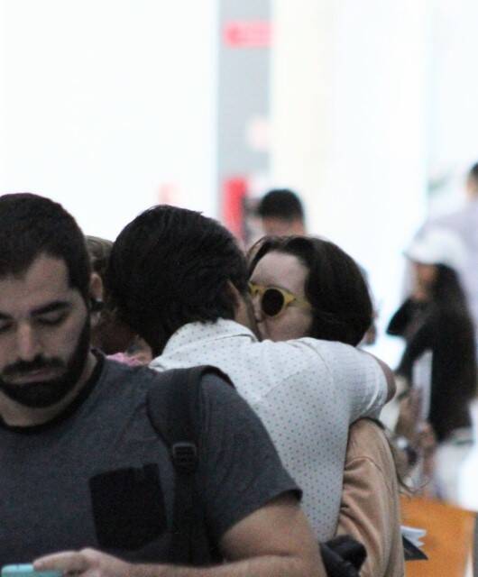 Nathalia Dill é flagrada com a família em aeroporto do RJ (Foto: Rodrigo Adao / AgNews)