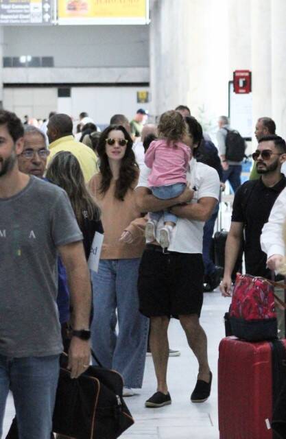 Nathalia Dill é flagrada com a família em aeroporto do RJ (Foto: Rodrigo Adao / AgNews)