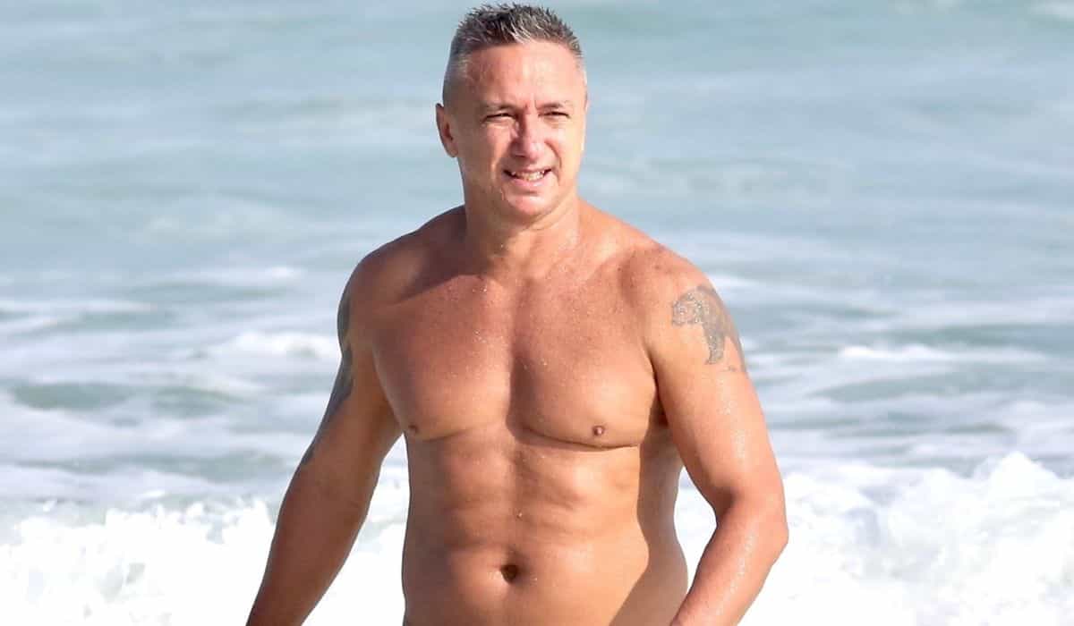Paulo Nunes se refresca com banho de mar em praia do RJ