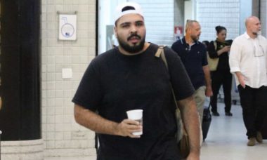 Paulo Vieira é flagrado desembarcando em aeroporto do RJ