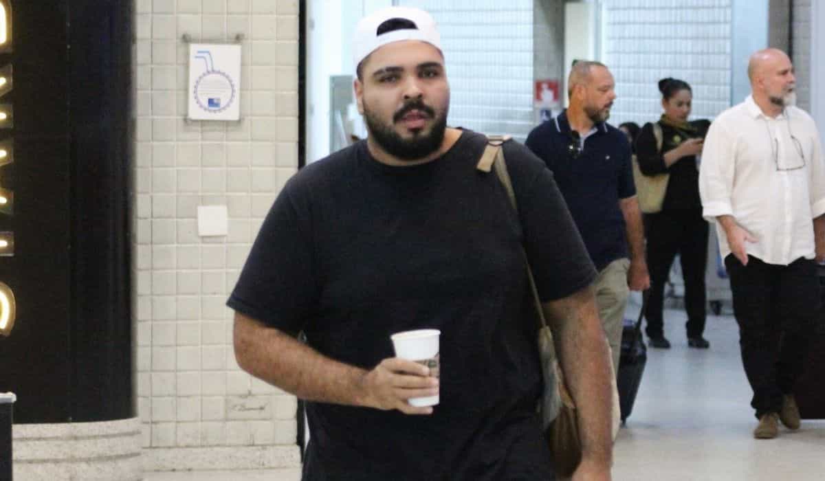 Paulo Vieira é flagrado desembarcando em aeroporto do RJ