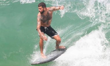 Pedro Scooby curte dia de surfe em praia do Rio de Janeiro