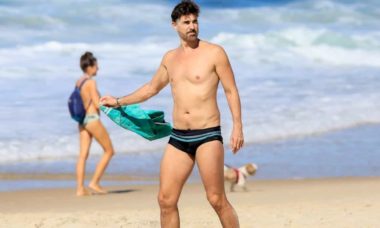 Reynaldo Gianecchini é flagrado curtindo dia de sol em praia no RJ