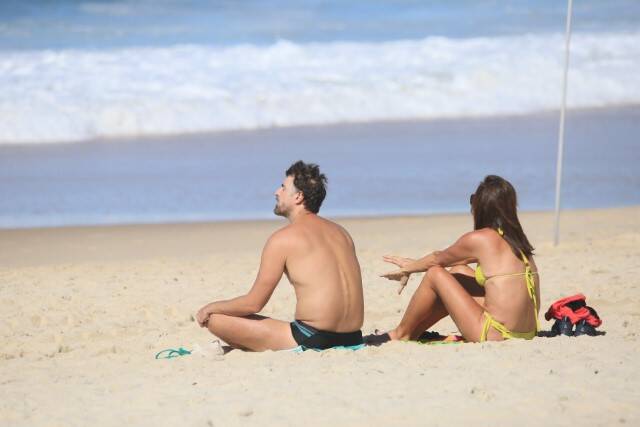 Reynaldo Gianecchini é flagrado curtindo dia de sol em praia no RJ (Foto: JC PEREIRA / AGNEWS / AgNews)