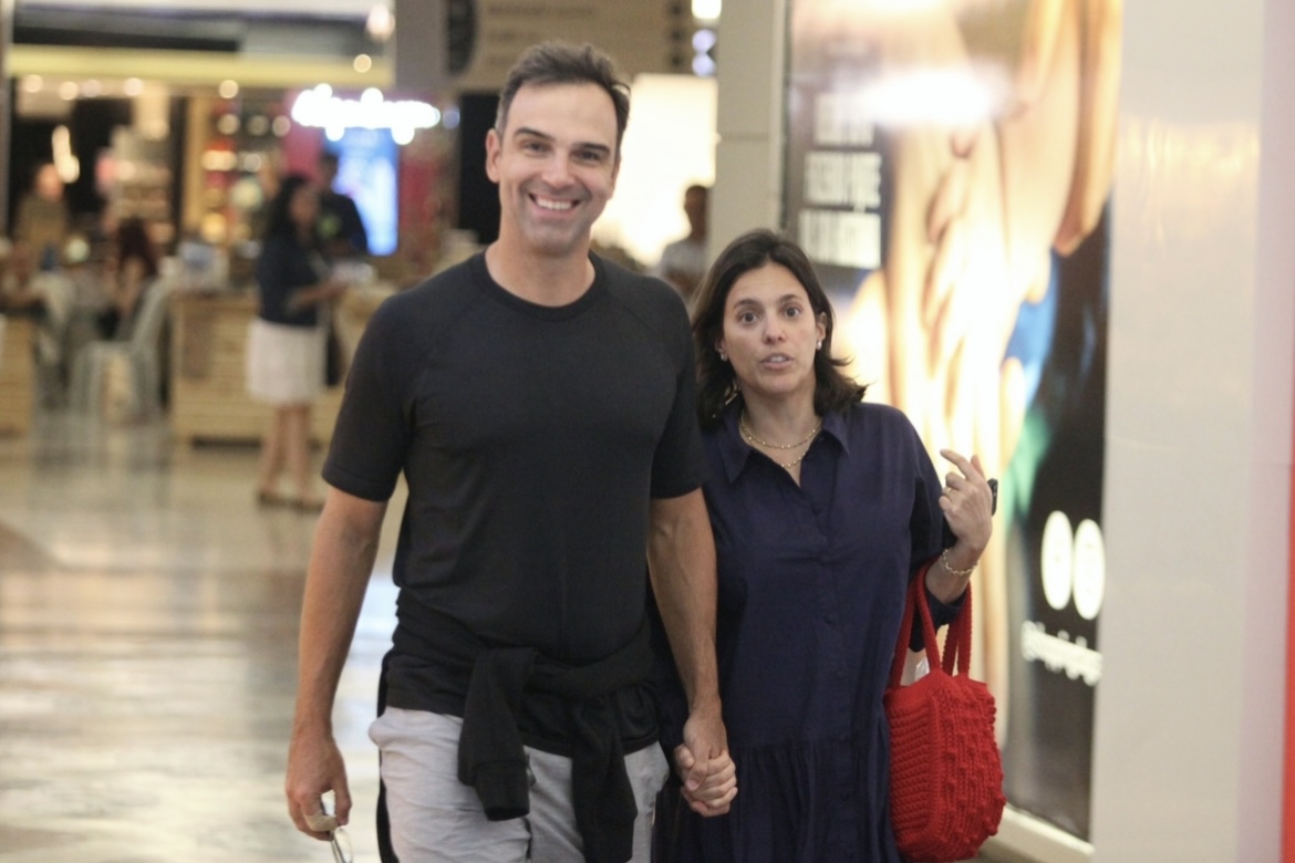Tadeu Schmidt passeia no shopping com a esposa após o fim do 'BBB 23'