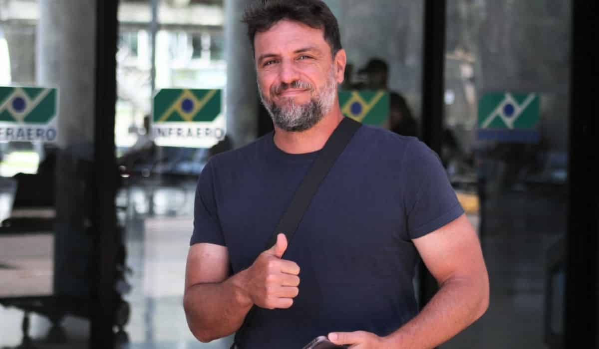 Sorridente, Rodrigo Lombardi desembarca em aeroporto do RJ
