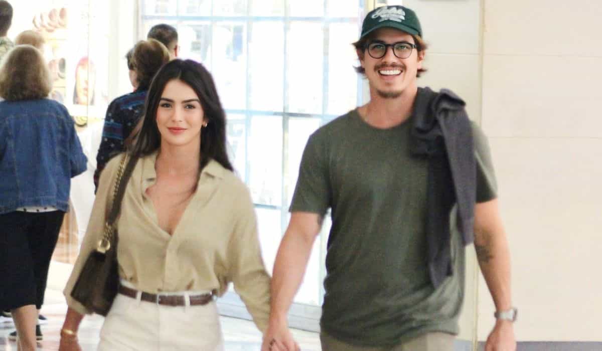 Rômulo Arantes passeia com a namorada por shopping do RJ